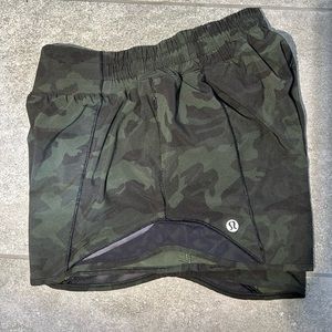 Lululemon Hotty Hot Short II *Long 4" Incognito Camo Multi Gator Green / Black